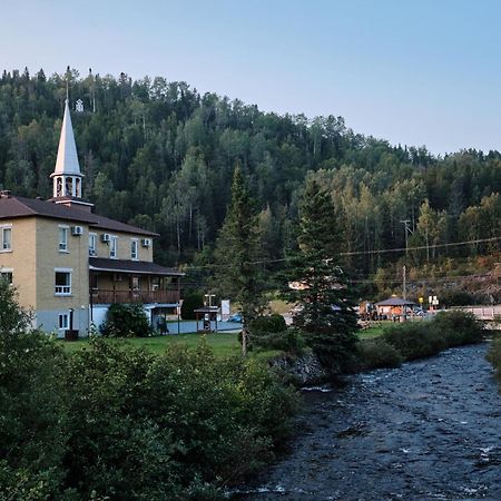 Auberge Du Dimanche - Riviere-Eternite, Pres Du Fjord-Du-Saguenay Et De L'Anse-Saint-Jean Riviere Eternite Dış mekan fotoğraf